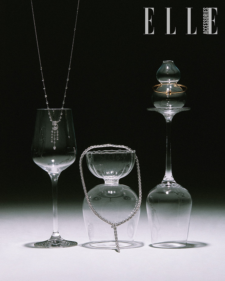 (왼쪽부터) 18K 화이트 골드와 다이아몬드로 이뤄진 드롭 N°5 펜던트 네크리스는 Chanel Fine Jewelry. 뱀의 유려한 형상을 표현한 18K 화이트 골드 네크리스는 Bvlgari. 다이아몬드, 옐로, 화이트, 핑크 골드 장식의 펜던트가 달린 클래식 콰트로 브레이슬릿은 Boucheron. 와인 글라스는 모두 The Conran Shop.