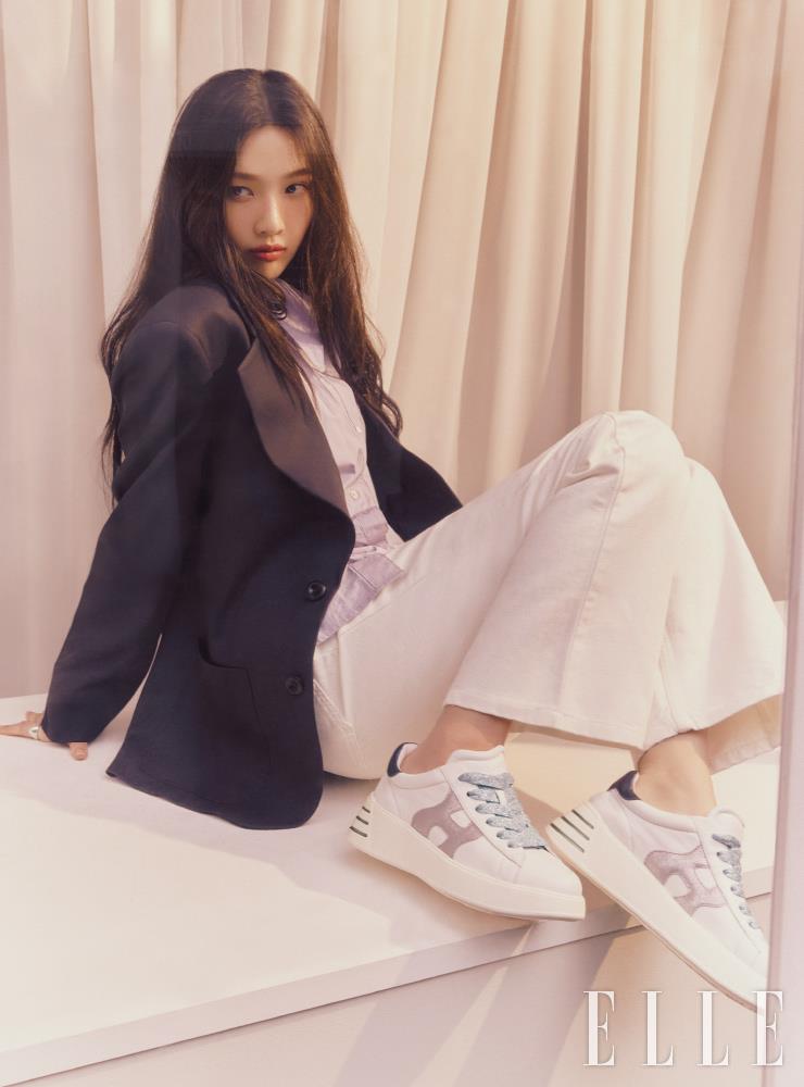 글리터 로고 장식이 돋보이는 ‘레벨’ 스니커즈는 Hogan. 오버사이즈 재킷과 화이트 팬츠는 모두 Bell Boy. 실버 링은 Luire. 셔츠는 스타일리스트 소장품.
