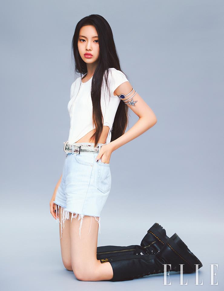 혜인의 시원시원한 눈매에 펄 없이 보송한 질감의 레 꺄트르 옹브르, 308 끌레르- 옵스뀌로 음영을 주고, 레 꺄트르 옹브르 트위드, 01 트위드 뀌브르의 골드 하이라이터 섀도로 은은한 반짝임을 부여한다. 톤다운된 브릭 레드빛의 루쥬 알뤼르 렉스트레, 864호를 바르면 완성. 사용 제품은 모두 Chanel.
