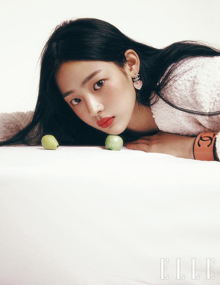 울트라 르 뗑 쿠션을 얼굴에 톡톡 두드려 피부 결을 정돈한 뒤 바움 에쌍씨엘 글로우 스틱, 트렌스페어런트로 눈꺼풀과 콧등, 애플 존 등을 터치해 물기 어린 하이라이트 효과를 준다. N°1 DE CHANEL 레드 까멜리아 립 앤 치크 밤, 2 헬시 핑크로 양볼에 시어한 혈색을 표현한 다음 맑고 선명한 체리 레드빛의 루쥬 코코 밤, 920 인 러브를 입술에 발라준다. 사용 제품은 모두 Chanel. 화이트 트위드 재킷과 이어링, 볼드한 뱅글은 모두 Chanel.