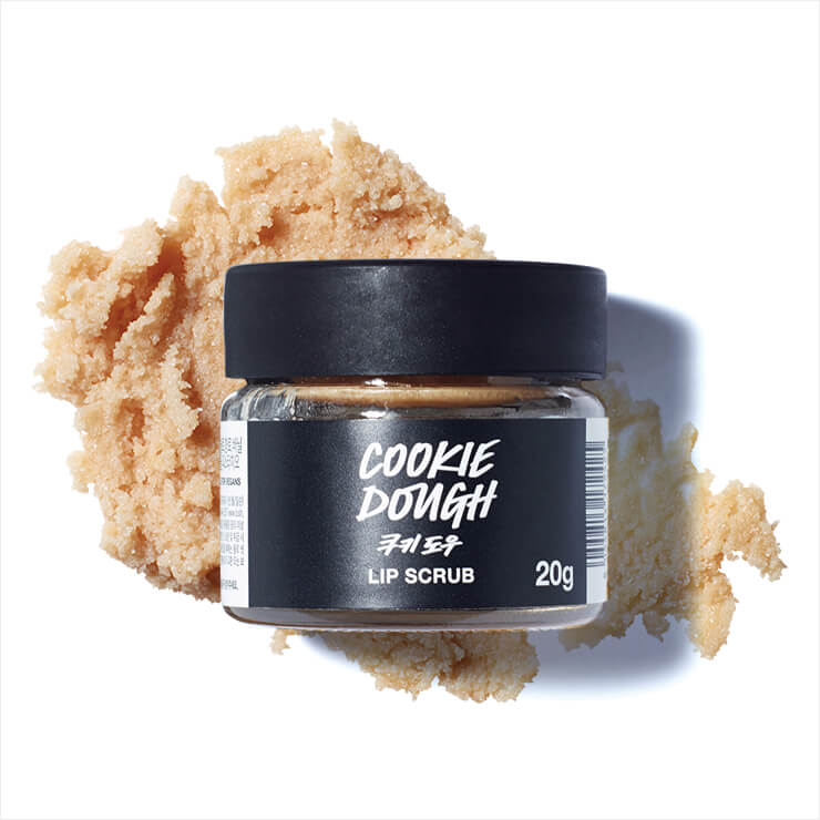 고운 입자로 입술은 보들보들하게, 막 구운 비스킷 향기로 마음은 말랑말랑하게! 립 스크럽 쿠키 도우, 1만4천원, Lush.