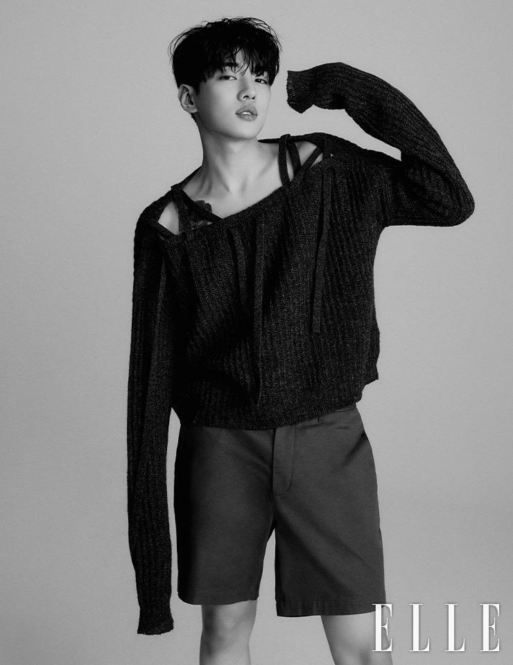 차콜 컬러 크롭트 니트는 Prada. 카키 컬러 하프 팬츠는 Fred Perry.