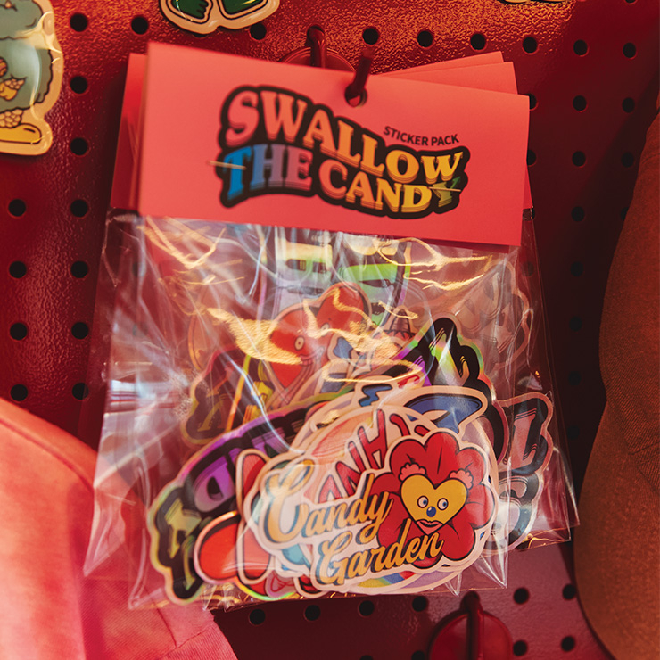 팩토리 봉봉에서 구입할 수 있는 스왈로 더 캔디 굿즈. 