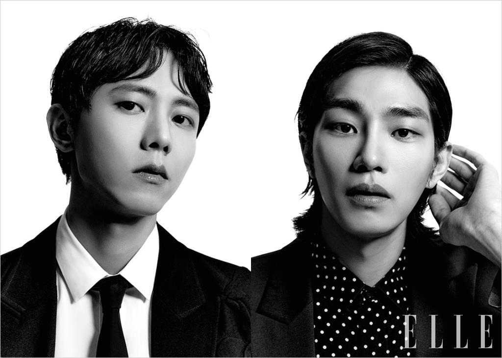 우재가 입은 코트와 셔츠는 모두 Valentino. 타이와 스니커즈는 Valentino Garavani. 재영이 입은 블랙 재킷은 Juun. J. 셔츠와 팬츠, 벨트는 모두 Saint Laurent by Anthony Vaccarello. 첼시 부츠는 So.u:lesures.