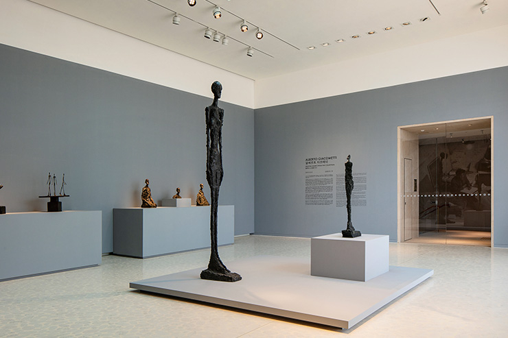 자코메티의 조각 작품이 공개되는 4층 에스파스 루이 비통 서울 개관전 전경. 