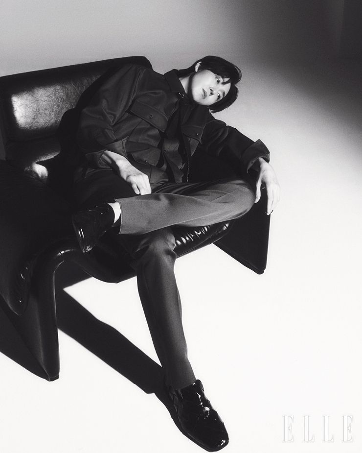 셔츠와 팬츠, 타이, 로퍼는 모두 Bottega Veneta.