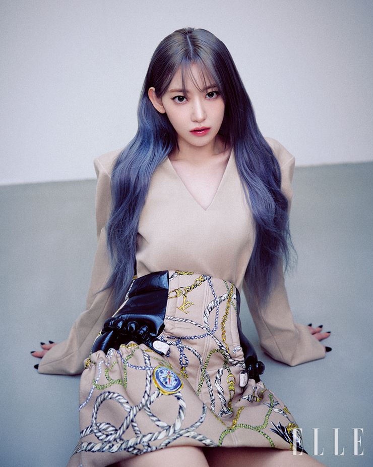 브이넥 톱과 프런트 포켓 스커트는 모두 Louis Vuitton.