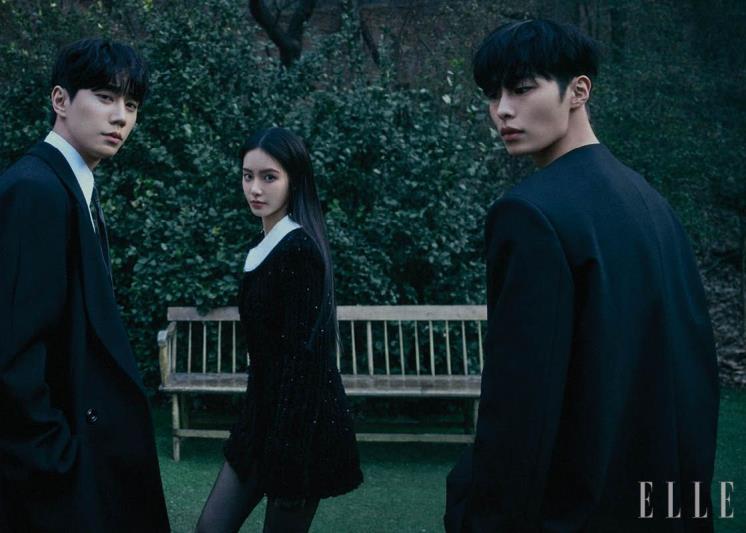 이준영이 입은 셔츠와 타이, 코트, 팬츠는 모두 Alexander McQueen. 홍수주가 입은 트위드 드레스는 Dolce & Gabbana. 이재욱이 입은 재킷은 We11done. 이너 웨어 톱은 Wooyoungmi. 팬츠는 Bottega Veneta. 