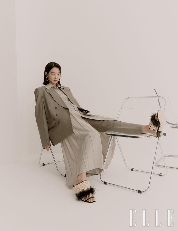 라피아와 페더 소재가 믹스된 ‘티키 비브 엠브로이더리 뮬’은 Roger Vivier. 더블 브레스티드 재킷과 플리츠 드레스, 테일러드 팬츠는 모두 Recto.