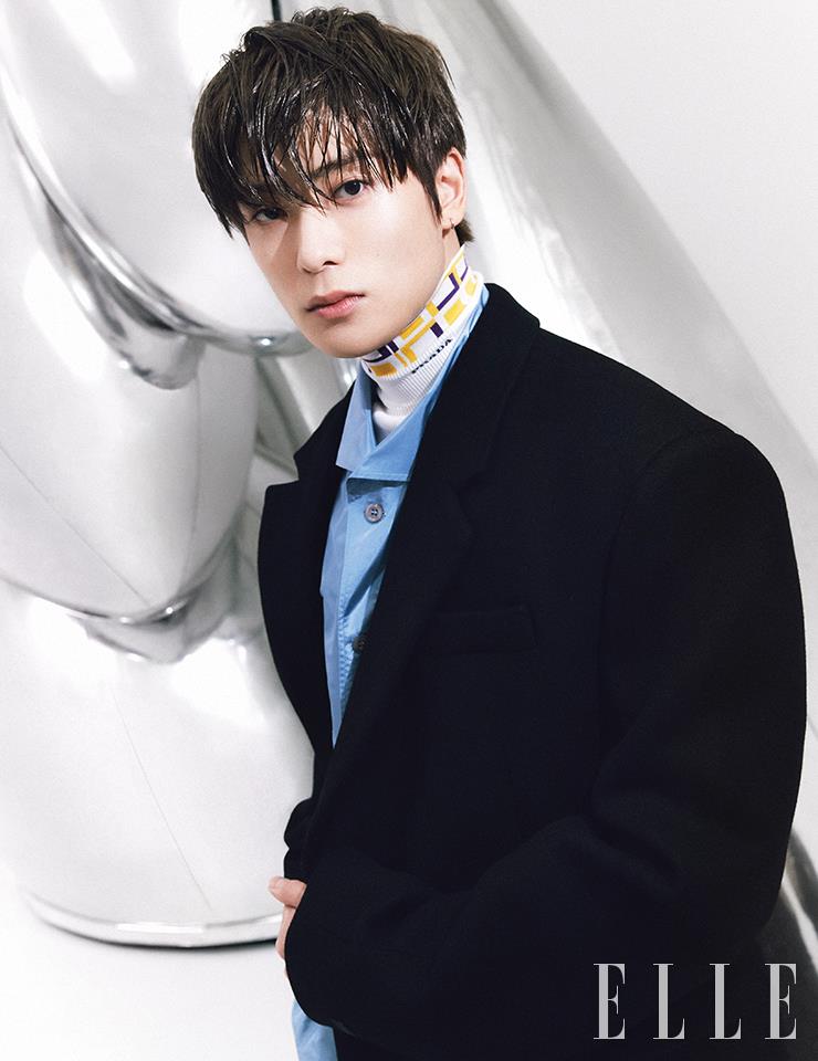 클래식한 맥시 코트와 블루 실크 셔츠, 기하학 패턴의 폴로 톱은 모두 Prada.