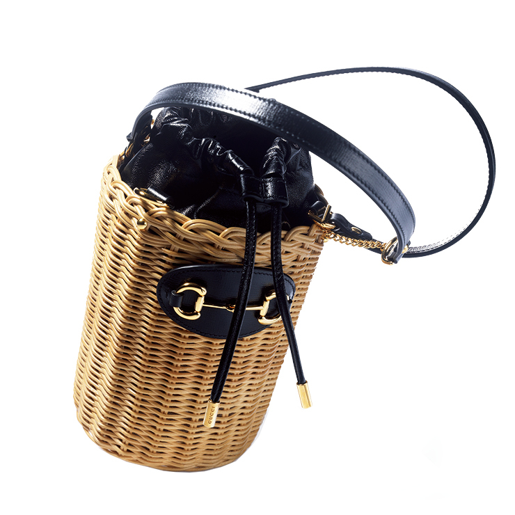 홀스빗 디테일이 돋보이는 버킷백은 3백30만원, Gucci. 