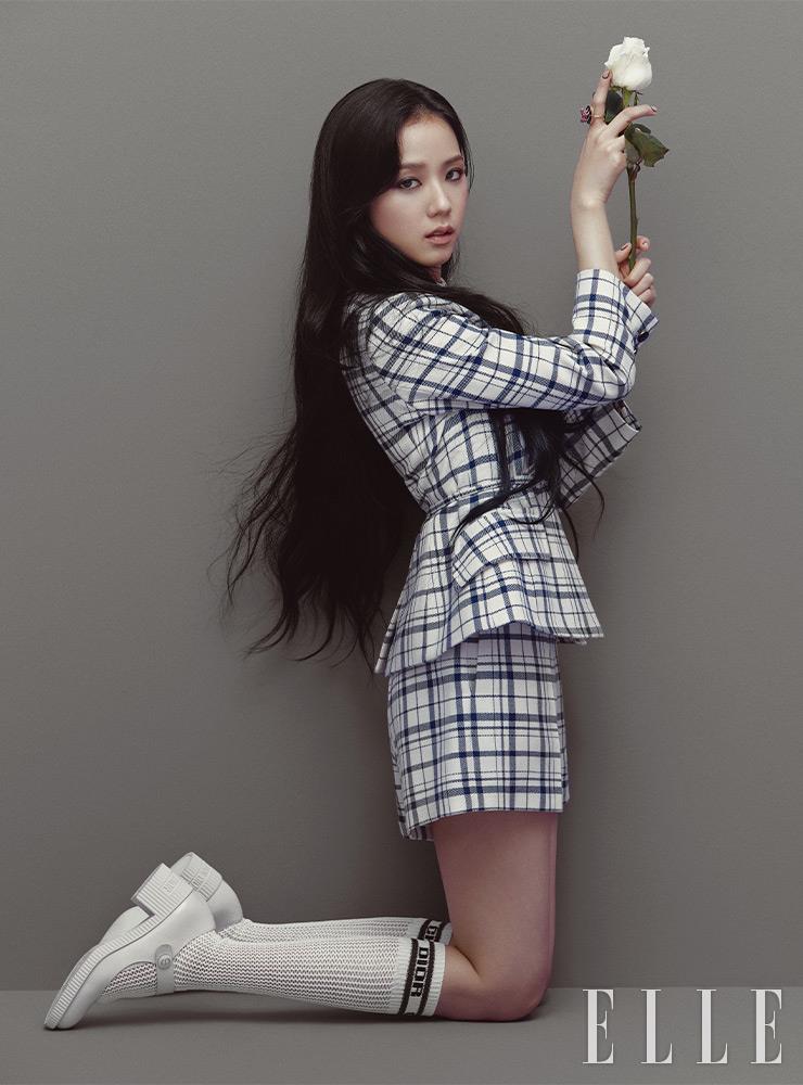 체크 재킷과 쇼츠, 스포티한 니트 삭스와 화이트 메리 제인 슈즈, 표범 모티프의 반지는 모두 Dior.