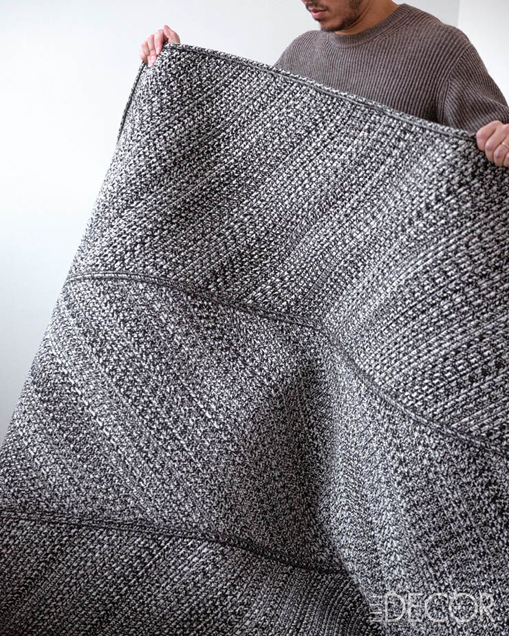 크바드랏(Kvadrat)을 위해 실을 꼬아서 만든 로프를 이용해 디자인한 러그 컬렉션 ‘코드(Corde)’.