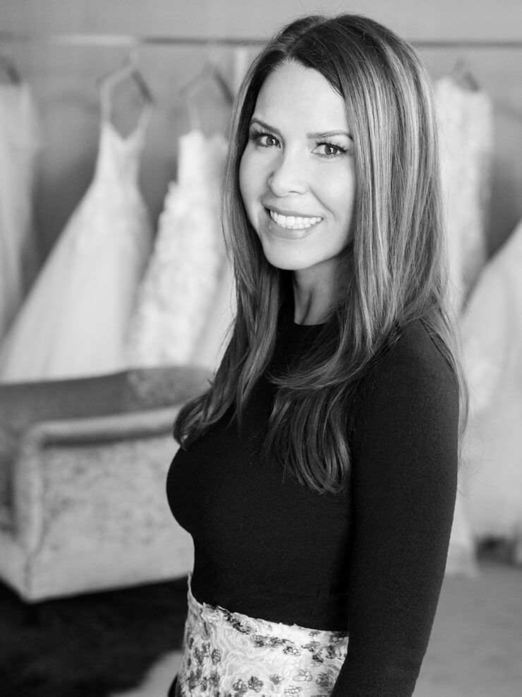 살롱에서 포즈를 취한 모니크 륄리에. 