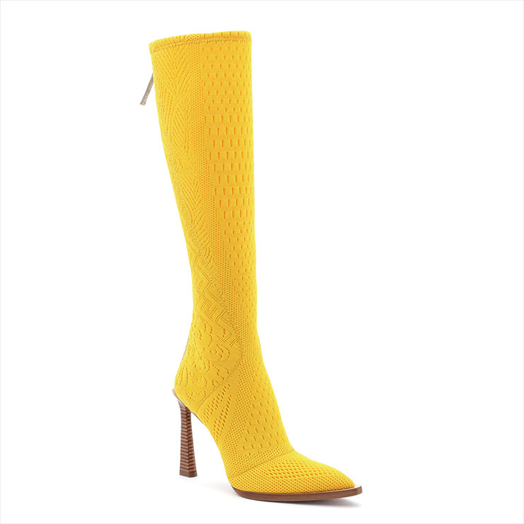 패턴이 돋보이는 타이트한 니트 부츠는 가격 미정, Fendi. 