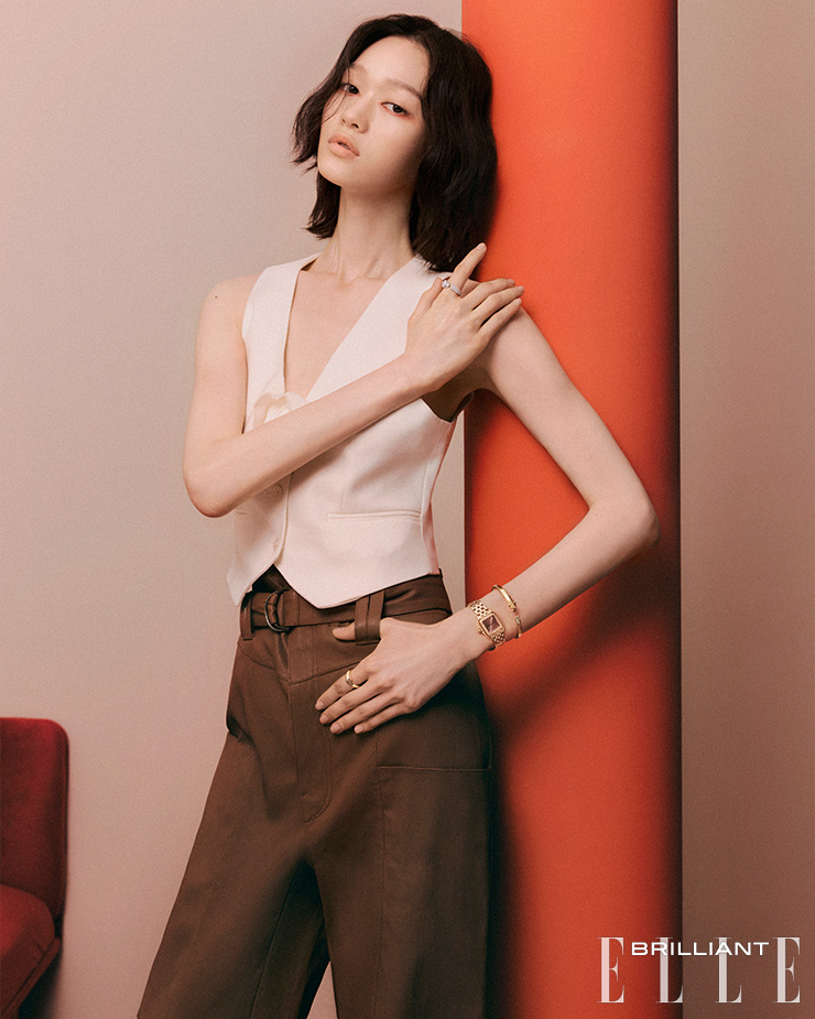 (위부터) 18K 화이트 골드에 오닉스, 에메랄드, 총 0.95캐럿의 브릴리언트 컷 다이아몬드를 세팅한 ‘팬더 드 까르띠에’ 링, 18K 옐로 골드에 오닉스, 에메랄드를 세팅한 ‘팬더 드 까르띠에’ 브레이슬릿, 총0.27캐럿의 브릴리언트 컷 다이아몬드를 세팅한 18K 핑크 골드 케이스 및 브레이슬릿의 ‘팬더 드 까르띠에’ 워치, 18K 옐로 골드에 차보라이트 가닛과 오닉스를 세팅한 ‘팬더 드 까르띠에’ 링은 모두 가격 미정 Cartier. 베스트는 Blumarine. 가죽 팬츠는 Tod’s.