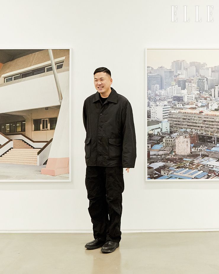 사진가 최용준은 끊임없이 변화하는 서울의 도시경관을 탐색한 작품을 선보였다.