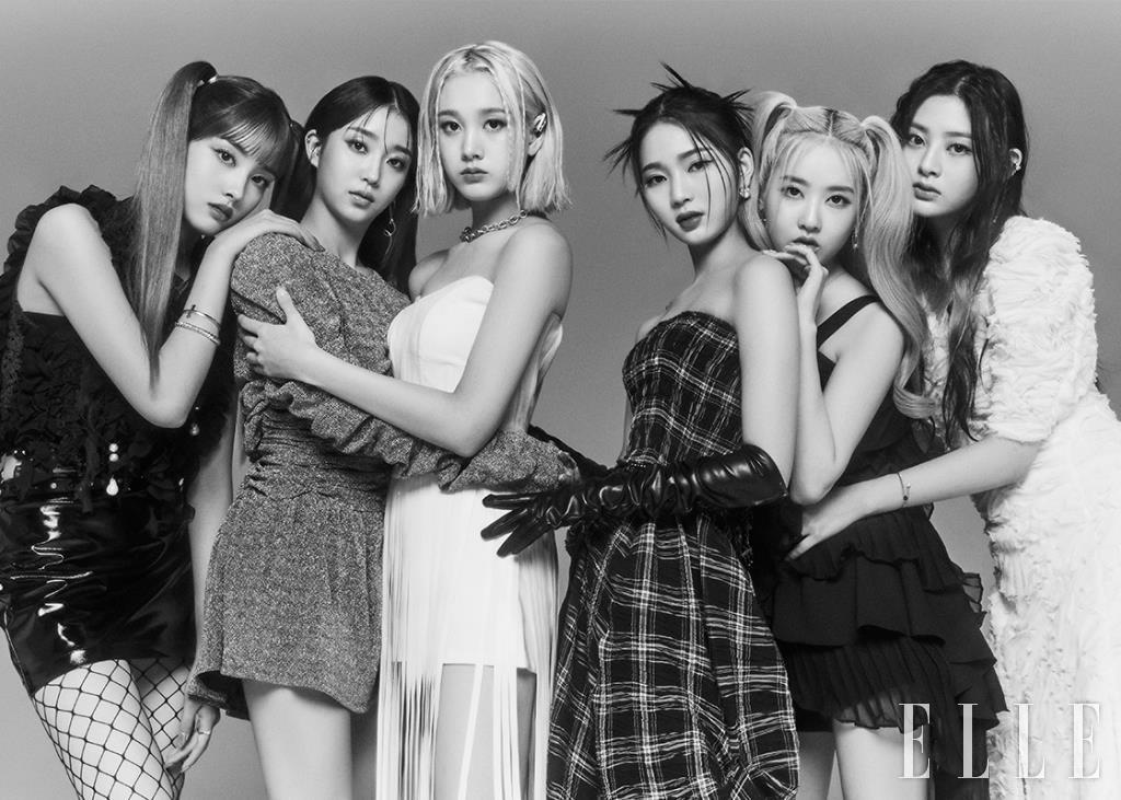 윤이 입은 러플 베스트는 Hagahi. 블랙 스커트는 C de Noir. 십자가 장식이 달린 브레이슬렛은 Trencadism. 꼬임 형태의 브레이슬렛은 Anothertune. 수민이 입은 글리터 드레스는 Endless rose. 롱 드롭 이어링은 Goiu. 재이가 입은 태슬 장식이 달린 톱은 Ryoojin kim. 화이트 팬츠는 Dint. 실버 체인 네크리스는 Original object. 아이사가 입은 체크 패턴 드레스는 Kimzisu. 레더 글러브는 Bell & Nouveau. 실버 이어링은 Lazydawn. 시은이 입은 러플 드레스는 Holynumber7. 스퀘어 드롭 이어링은 Jealousy. 세은이 입은 화이트 롱 드레스는 Ryoojin kim. 실버 브레이슬렛은 Tinatina.