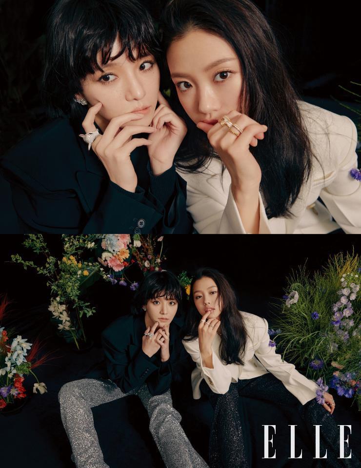  박규영이 착용한 깃털 모티프의 플륌 드 펑 클립 이어링과 검지에 낀 화이트골드 소제에 다이아몬드·블랙 사파이어·오닉스를 사슴 모티프로 세팅한 나라(Nara) 링, 엄지에 낀 화이트골드와 블랙 PVD를 사용한 콰트로 블랙 라지 링은 모두 Boucheron. 니트 톱은 & Other Stories. 재킷은 H&M. 실버 스팽글 팬츠는 s/e/o. 고민시가 오른손 검지에 낀 33개의 다이아몬드를 세팅한 콰트로 레디언트 에디션 다이아몬드 오픈 워크 링과 중지에 낀 옐로·화이트·핑크골드와 하이 세라믹이 결합된 콰트로 화이트 다이아몬드 스몰 링, 약지에 낀 두 개의 링은 클루 드 파리 웨딩 밴드 링과 콰트로 레디언트 옐로골드 웨딩 밴드 링, 왼손 엄지에 낀 링은 콰트로 옐로골드 라지 링, 검지에 레이어드한 더블 고드롱 웨딩 밴드 링과 비러브드 웨딩 밴드 링, 중지에 낀 콰트로 블루 스몰 링, 콰트로 화이트 미니링 원 다이아몬드 펜던트 네크리스는 모두 Boucheron. 화이트 재킷은 EENK. 블랙 스팽글 팬츠는 s/e/o.