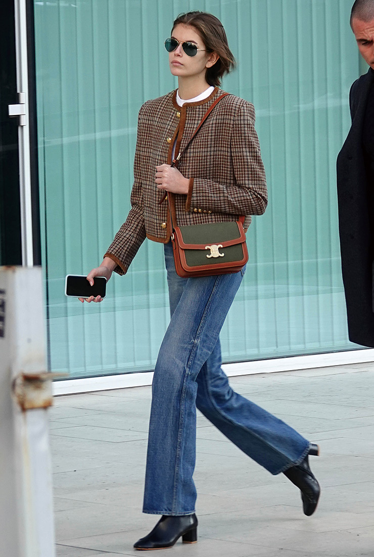 부르주아 룩을 실용적으로 재해석한 카이아 거버. 