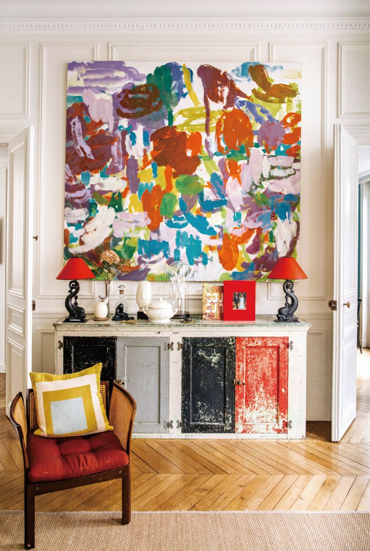 거실 벽면에 걸린 추상화는 러시아 화가 주자나 훌카(Zuzana Hulka)의 작품. 