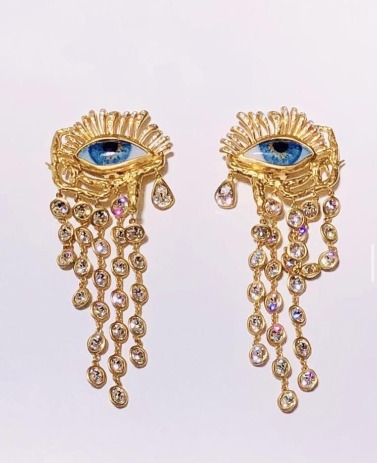 트롱푀유와 리얼리즘을 기반으로 한 스키아파렐리의 지난 컬렉션. (@schiaparelli)