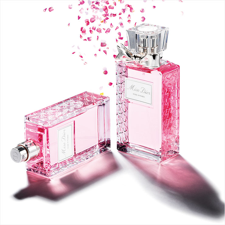 디올 퍼퓨머-크리에이터 프랑소와 드마쉬가 어린 시절 5월의 들판에서 느낀 생명력을 표현한 향. 그라스 장미와 머스크가 어우러져 싱그러움을 배가시키는 미스 디올 로즈 앤 로지스, 50ml 12만4천원대, 100ml 17만8천원대, Dior. 