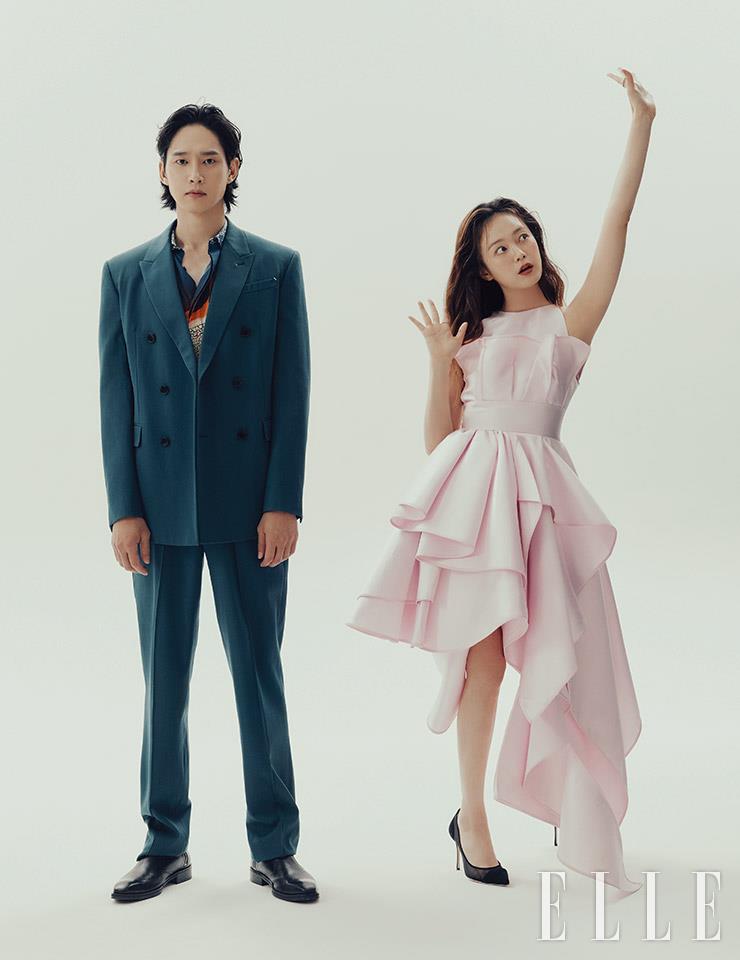 전소민이 입은 핑크 드레스는 Son Jung Wan. 블랙 힐은 Sergio Rossi. 실버 링은 모두 Leyié. 박성훈이 입은 수트와 프린트 셔츠는 모두 Berluti. 블랙 부츠는 Sonshinbal.