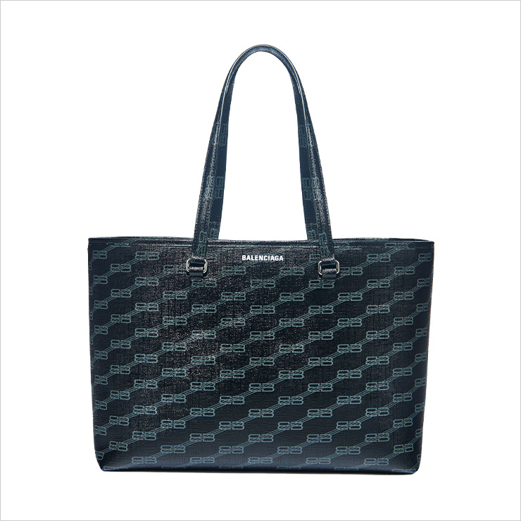 로고 패턴의 블랙 숄더백은 가격 미정, Balenciaga.