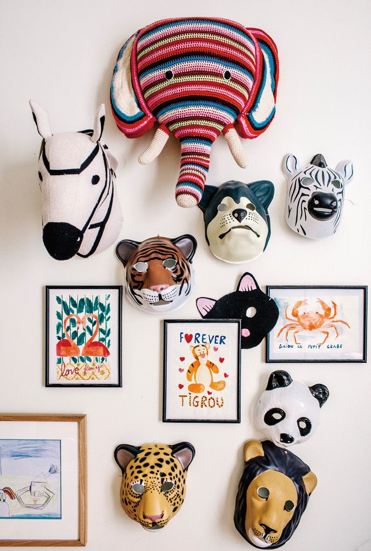 아기자기하게 꾸민 아기방 벽면은 캉파나가 조금씩 사 모은 가면과 액자로 가득하다. 그중 코끼리 얼굴 장식은 앤-클레르 프티(Anne-Claire Petit)에서 구입한 것. 