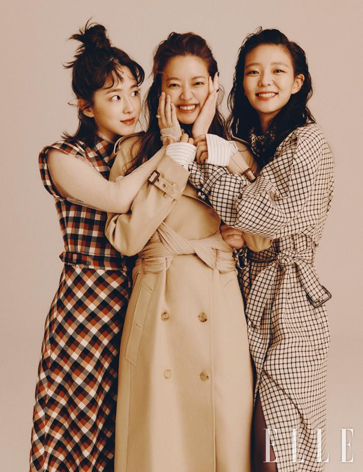 박혜수가 입은 화이트 시스루 셔츠와 체크 패턴의 셔츠 드레스는 모두 Dior. 진주 골드 링은 Favv. 고아성이 입은 트렌치코트와 스트라이프 셔츠는 모두 Burberry. 이솜이 입은 체크 트렌치코트는 Givenchy.