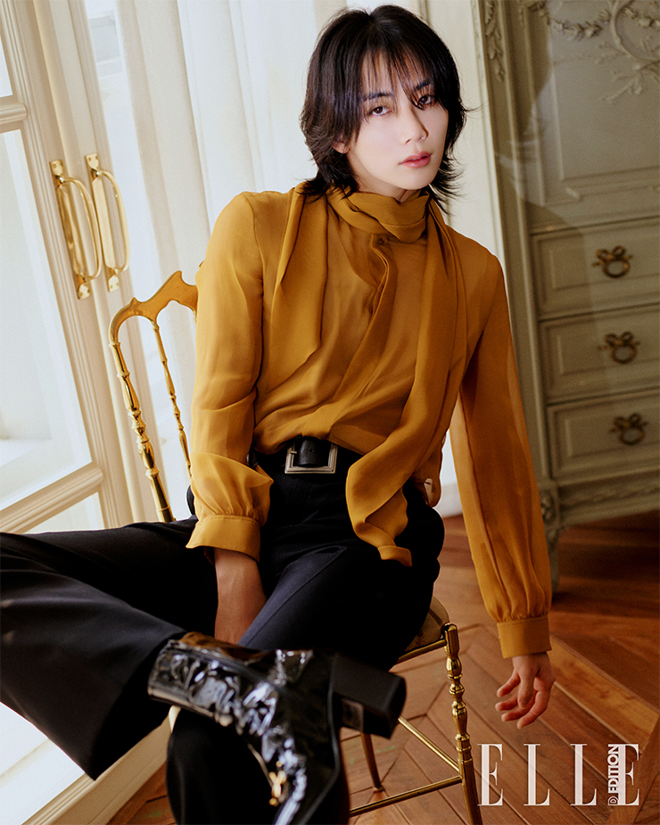 오렌지 컬러의 실크 스카프 셔츠, 팬츠와 벨트는 모두 SAINT LAURENT BY ANTHONY VACCARELLO.