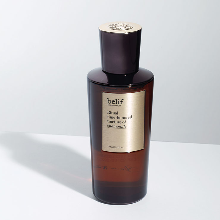 핸드 드립 커피처럼 천천히 내린 캐모마일과 꿀의 풍부한 성분을 고스란히 담았다. 화장 솜에 충분히 적셔 거칠어진 피부에 팩을 하듯 올려주면 더욱 집중적인 관리가 가능하다. 리추얼 타임-아너드 팅쳐 오브 카모마일, 9만5천원, Belif.