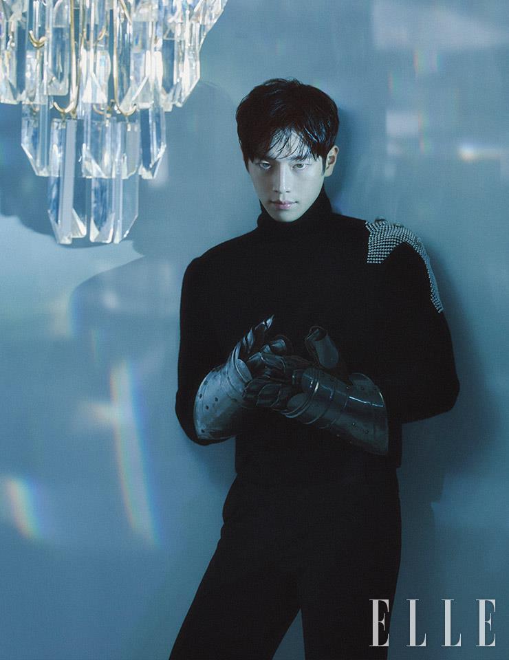 터틀넥은 J. Rium. 팬츠는 Givenchy