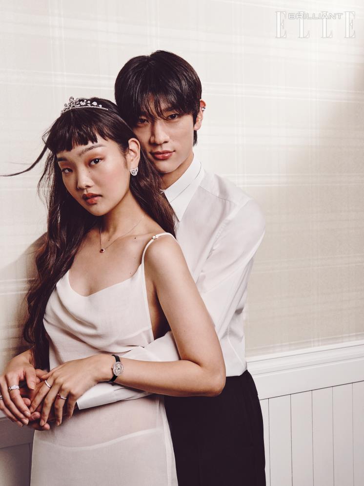 보미 ‘조세핀 아그레뜨 임페리얼 디아뎀’ 티아라는 1억원대, 화이트 골드의 ‘조세핀 듀오 에떼르넬’ 이어링은 3천만원대 모두 CHAUMET. 루비, 다이아몬드를 세팅한 ‘데스티네 솔리테어’ 네크리스는 가격 미정, ‘베누아 미니’ 워치는 2천7백만원대, 왼손 약지에 착용한 오벌 컷 루비를 세팅한 ‘1895 솔리테어’ 링은 가격 미정 모두 CARTIER. 검지에 착용한 브릴리언트 컷 다이아몬드를 세팅한 ‘리앙 에비당스 웨딩 밴드’ 링은 8백만원대, 오른손검지에 착용한‘리앙에비당스’ 링은 1천만원대 CHAUMET. 약지에 착용한 화이트 골드와 화이트 세라믹을 세팅한 ‘콰트로 더블 화이트 다이아몬드 스몰’ 링은 1천만원대 BOUCHERON. 다이아몬드를 세팅한 ‘로마 아모르’ 링은 가격 미정 BULGARI. 드레스는 가격 미정 BOTTEGA VENETA. 우형 ‘콰트로 더블 화이트 클립’ 이어 커프는 4백만원대 BOUCHERON. 셔츠는 87만원대, 팬츠는 1백73만원대 모두 DOLCE & GABBANA.