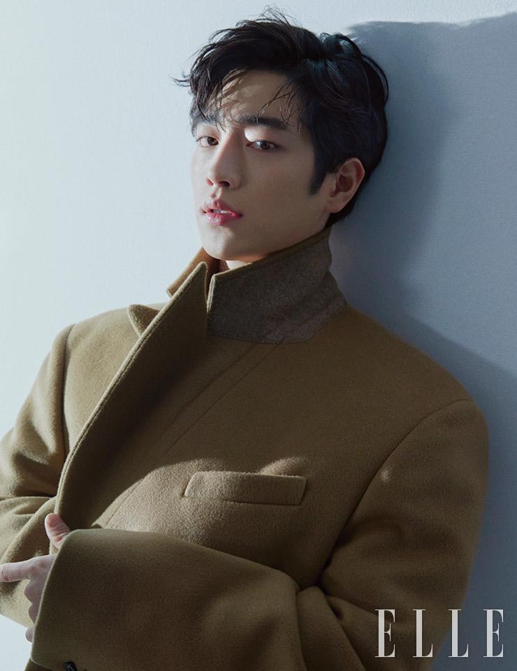 오버사이즈 캐멀 코트는 Solid Homme.