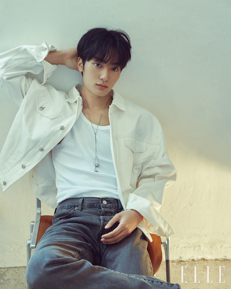 화이트 데님 재킷은 51percent. 그레이 데님 팬츠는 Levi’s. 슈즈는 Ami. 네크리스는 Portrait Report.