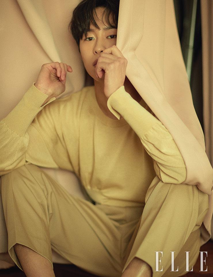 베이지 니트는 Sulvam by Boontheshop. 베이지 벨트 팬츠는 Navy by Beyond Closet. 갈색 샌들은 Church’s.