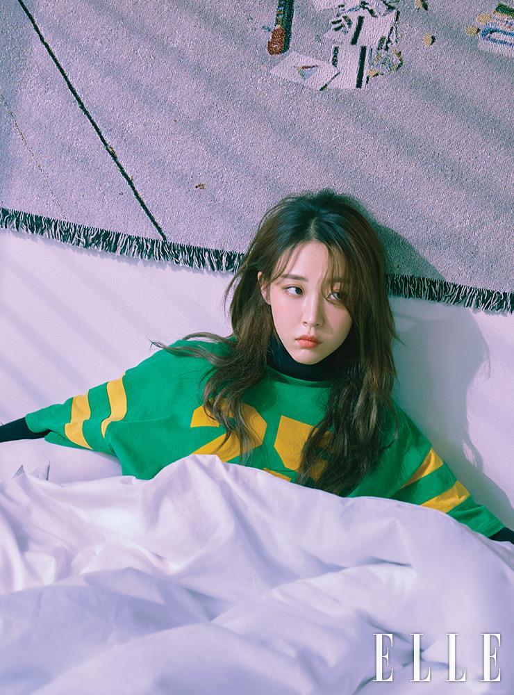 티셔츠와 터틀넥은 모두 Gucci.