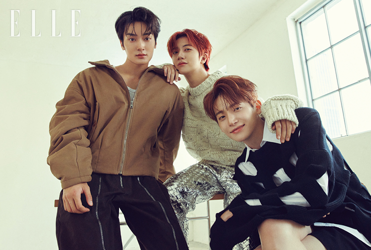  태영이 입은 브라운 패디드 재킷 , 팬츠는 모두  Dolce & Gabbana. 원진이 입은 니트 톱과 메탈릭 팬츠는 모두  Bottega Veneta. 정모가 입은 컷 아웃 니트 톱과 화이트 셔츠 , 블랙 쇼츠는 모두  Valentino. 