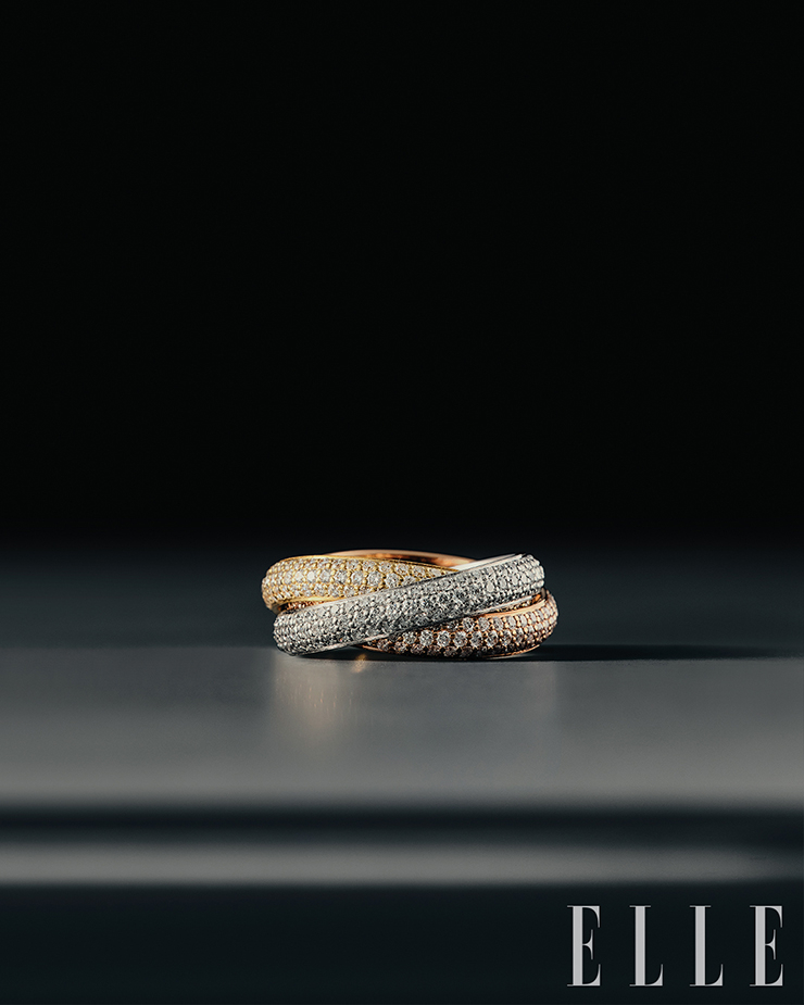 서로 연결된 화이트 골드, 핑크 골드, 옐로 골드 링에 총 432개의 브릴리언트 컷 다이아몬드를 세팅한 트리니티 링은 Cartier.