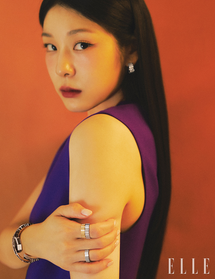 스테인리스스틸 소재에 1.63캐럿 다이아몬드를 세팅한 ‘젬 디올’ 워치는 Dior Timepiece. 화이트골드에 0.99캐럿 다이아몬드를 ‘젬 디올’ 이어링, 검지에 낀 다이아몬드 세팅 버전 ‘젬 디올’ 옐로골드 링, 화이트골드에 0.14캐럿 다이아몬드를 세팅한 ‘젬 디올’ 링, 약지에 낀 ‘젬 디올’ 화이트골드 링, 손목에 착용한 ‘젬 디올’ 화이트골드 브레이슬릿은 모두 Dior Joaillerie. 슬리브리스 톱은 Dior.