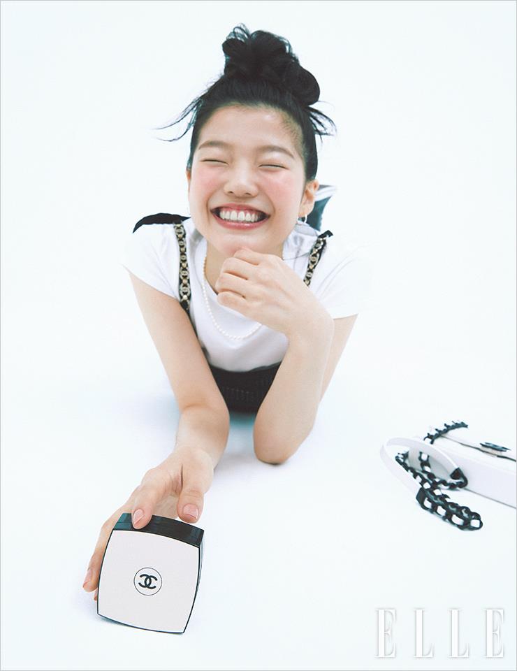속이 비쳐 보일 듯 투명하게 빛나는 보우의 피부를 완성한 레 베쥬 젤 쿠션과 바움 에쌍씨엘 글로우 스틱, 트렌스페어런트는 모두 Chanel. 체인 스트랩 캐시미어 니트 톱과 화이트 티셔츠, 화이트 램스킨 백은 모두 Chanel. 버뮤다 쇼츠는 Zara. 가죽 운동화는 Converse.