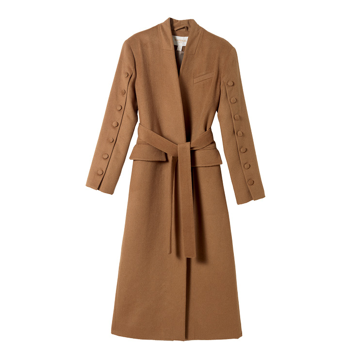 카푸치노 컬러와 로브 스타일의 디자인으로 고급스러움을 강조한 롱 코트는 가격 미정, Materiel by Mue. 