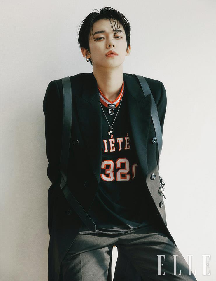 이너 웨어로 입은 티셔츠는 032c. 코트와 팬츠, 벨트는 모두 Alexander McQueen. 이어 커프와 목걸이는 모두 Portrait Report. 