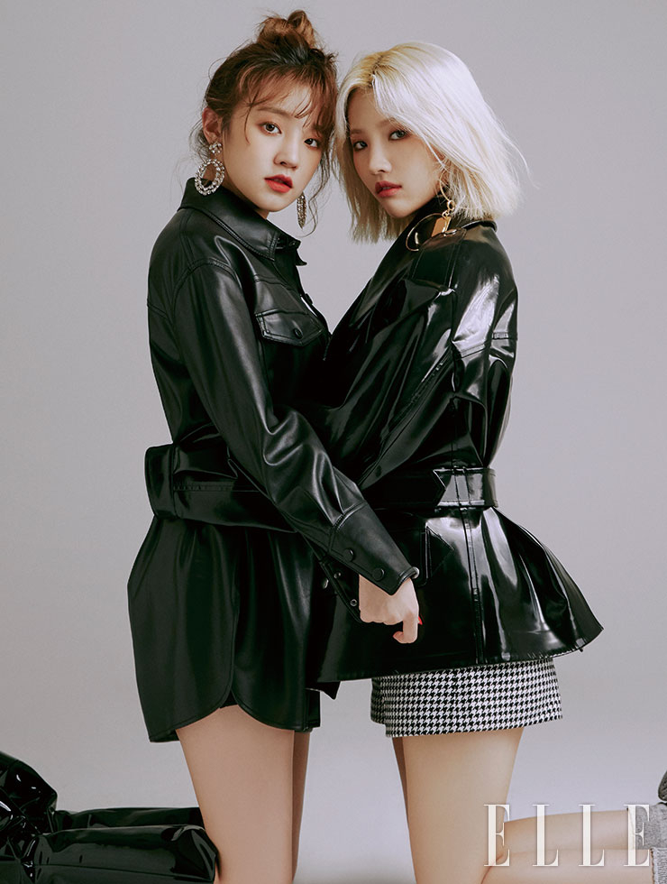 우기가 입은 레더 셔츠는 Zara. 페이턴트 부츠는 Prada. 이어링은 스타일리스트 소장품. 소연이 입은 벨티드 재킷은 Dior. 하운즈투스 체크 패턴의 쇼츠는 Sandro. 삭스 슈즈는 Christian Louboutin. 후프 이어링과 이어링을 연결한 브레이슬렛은 모두 Monday Edition.