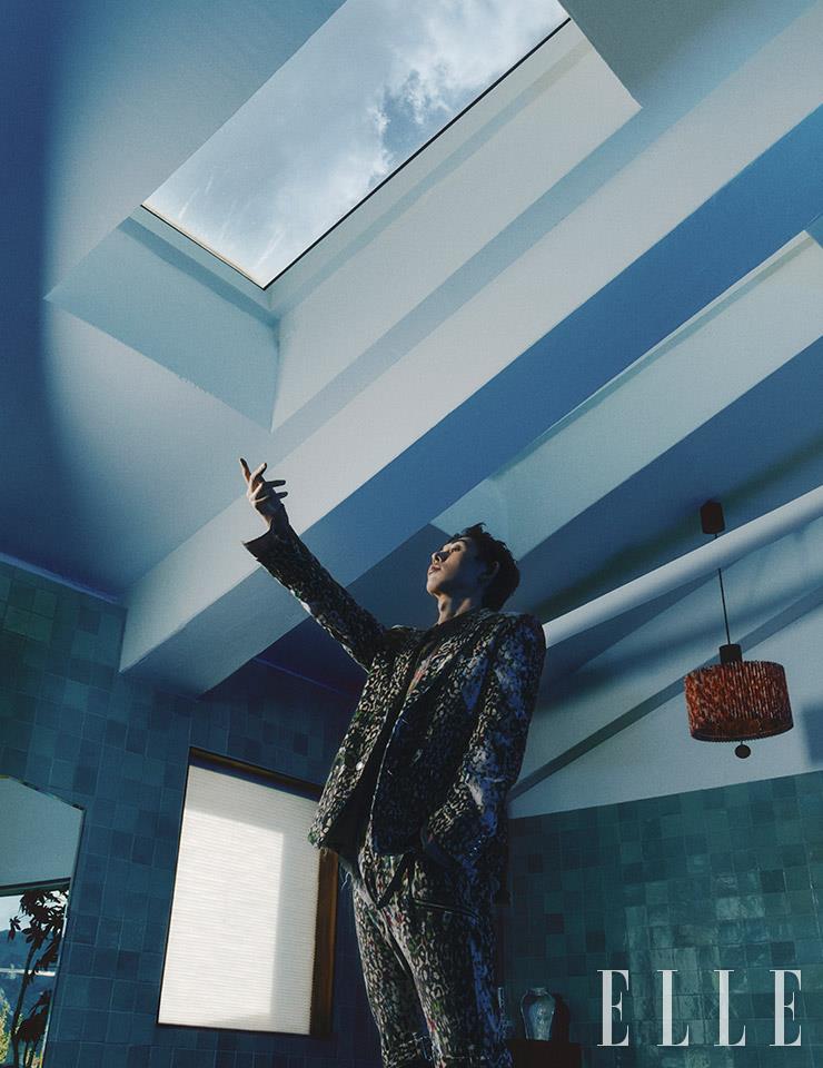 재킷과 팬츠는 모두 Sulvam by Taste Report. 페이즐리 패턴의 셔츠는 Levi’s.