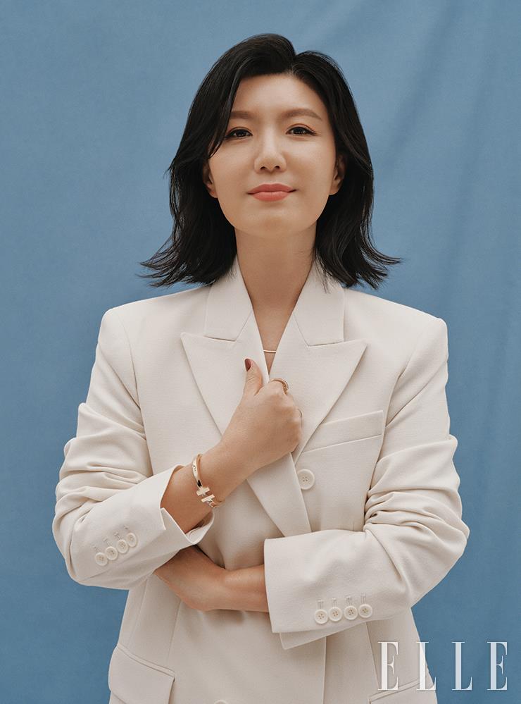 크림 컬러 오버사이즈 블레이저는 Zara.