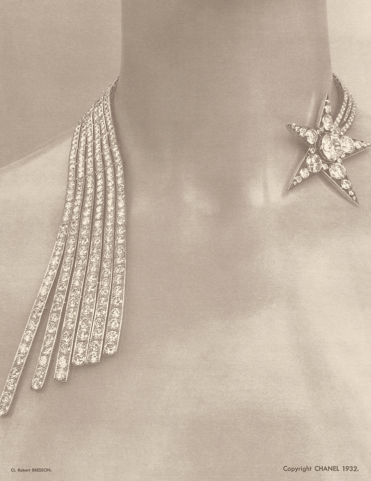 1932년 밀랍 마네킹에 전시한 꼬메뜨 네크리스.