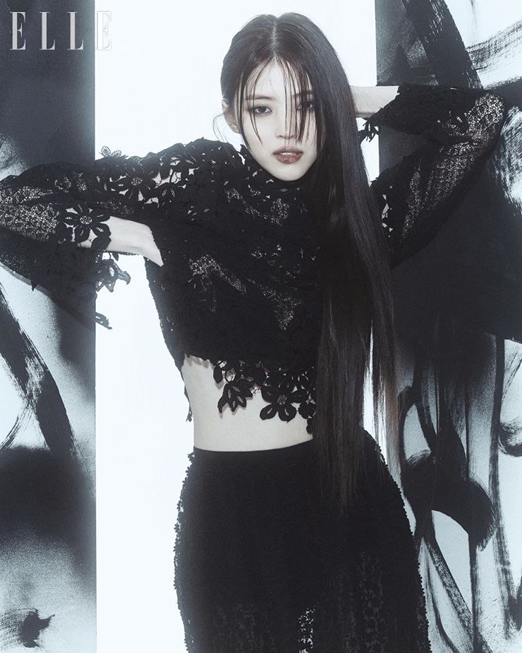 꽃잎 자수를 놓은 코튼 톱과 스커트, 니트 테크니컬 브라톱과 하이웨이스트 브리프는 모두 Dior.